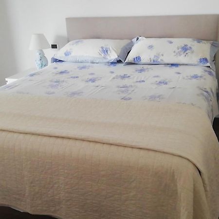 White-Blue Vibes, Seafront 2-Bedroom Apt Montesilvano Marina Esterno foto
