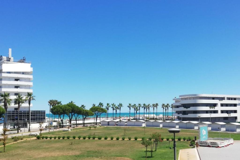 White-Blue Vibes, Seafront 2-Bedroom Apt Montesilvano Marina Esterno foto