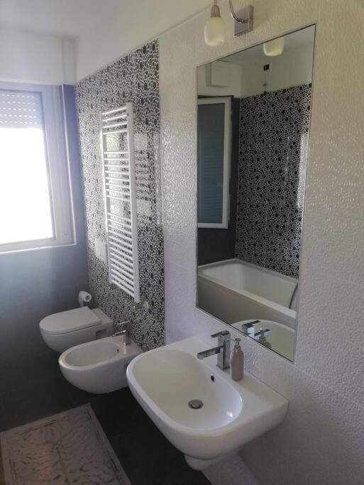 White-Blue Vibes, Seafront 2-Bedroom Apt Montesilvano Marina Esterno foto