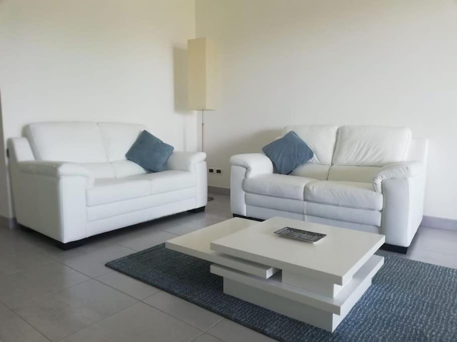 White-Blue Vibes, Seafront 2-Bedroom Apt Montesilvano Marina Esterno foto