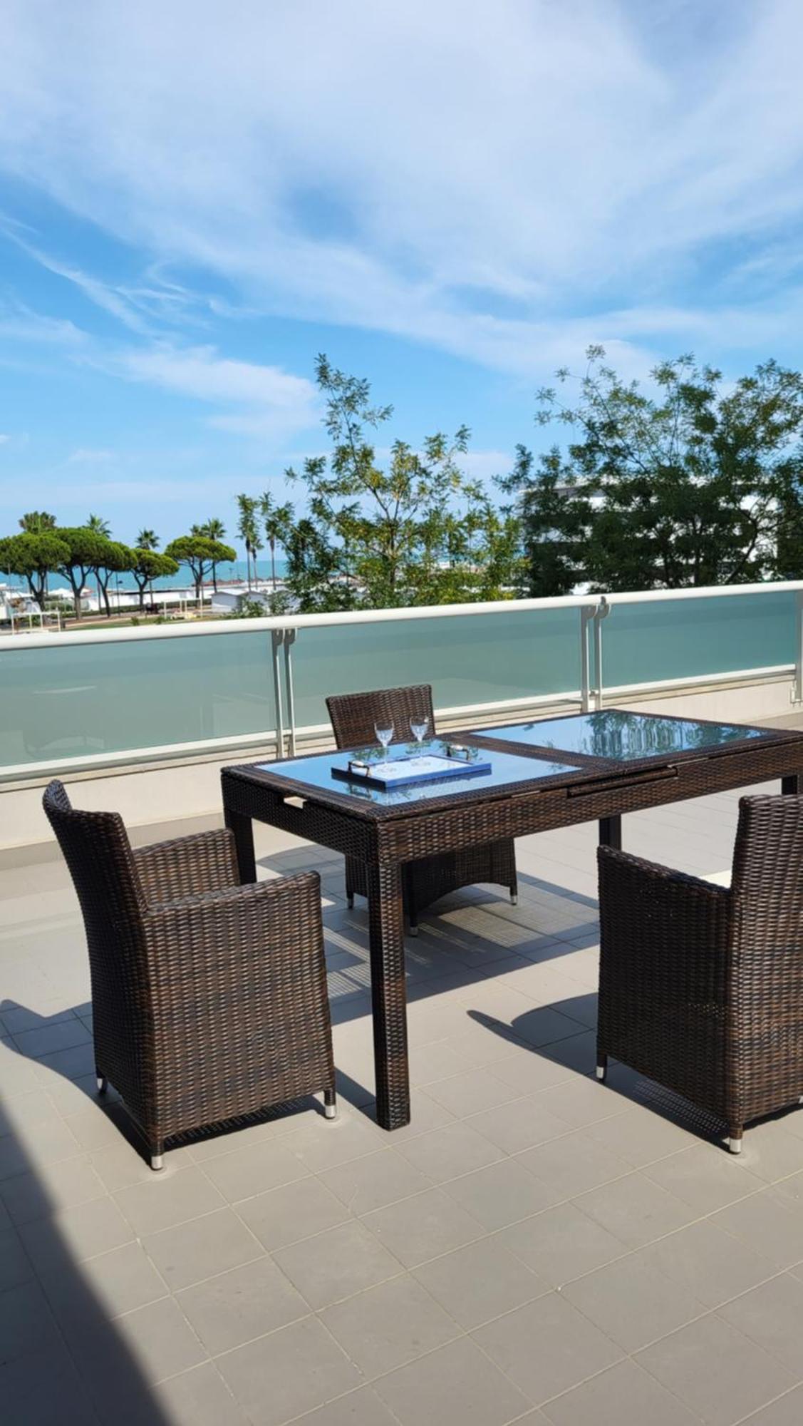 White-Blue Vibes, Seafront 2-Bedroom Apt Montesilvano Marina Esterno foto